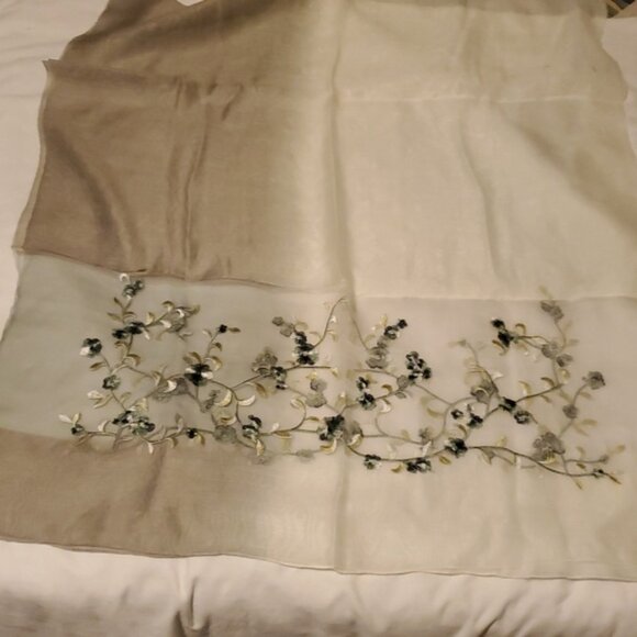 NEW Floral Embroidered Silk Wool Scarf in Beige / Off-White Size 70x32 N…